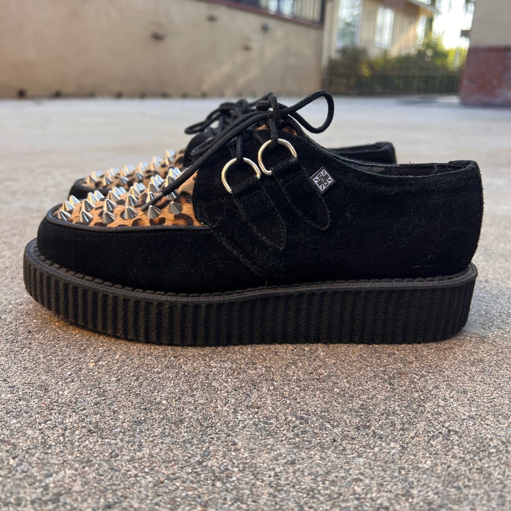 Tuk platform ahoe leopard studs